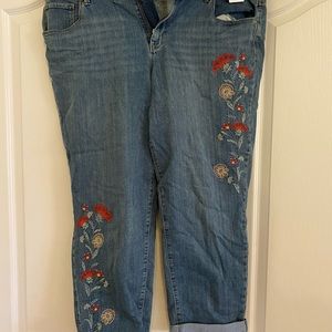 Curvy Fit Jean Capris